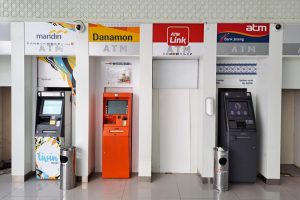 国内ATM、減少傾向続く