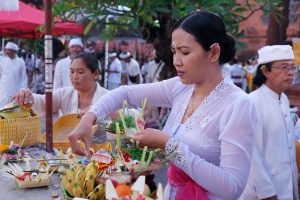 バリ島、聖なる日に祈り