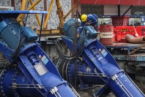 スマラン市、洪水対策のポンプ配備