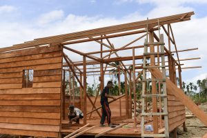 アチェで木造仮設住宅が建設