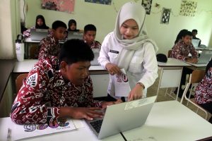 貧困の子供支援、国民学校