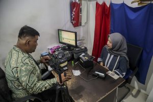 テルナテ市、住民手続き１日百件に