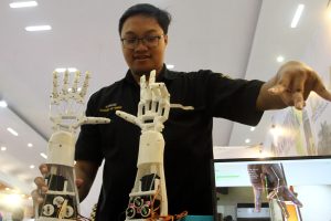 ブラウィジャヤ大でロボット展