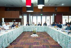 石油パイプ事故で巨大損失、関係者処分へ