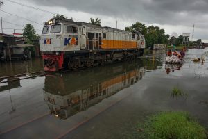 中部ジャワ洪水で列車運休　国鉄35億ルピア返金
