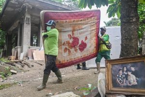墓地で不法居住地を撤去