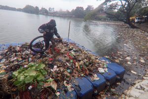 デポックの湖でごみ撤去