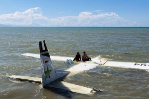 旅客機が緊急着陸、ナビレ空港付近の海岸で