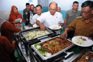 プラボウォのジレンマ ②—無料給食、全国展開に遅れ今年は予算倍増、他にしわ寄せも