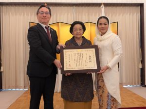 プティ・グントゥール・スカルノ氏に外務大臣表彰