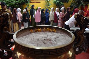 寺院で断食明けの集い