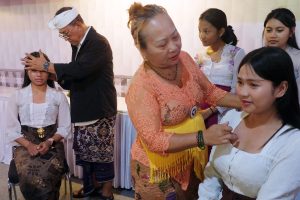 バリ伝統の知恵を披露