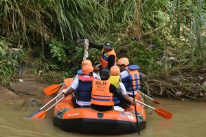 ボゴールで川のごみ清掃