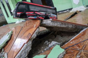 地盤移動で家が裂ける