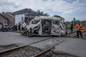 遮断機ない踏切で事故