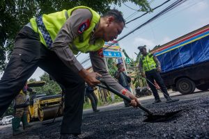 プカロンガン県の道路補修、帰省前に