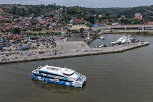 高速船が初運航、移動時間を短縮