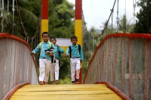 モララフで洪水被害の吊り橋復旧