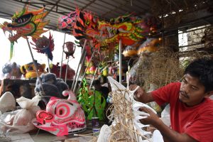ボゴールで獅子・龍舞の道具増産