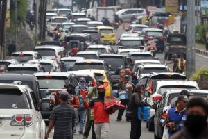 人気観光地で交通渋滞