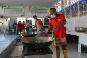 刑務所に衛生的な厨房を