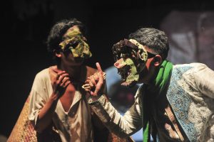 ジャンビで「批判的近代劇」上演