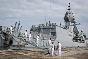 豪軍艦がジャカルタに寄港