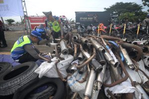 違法酒と改造マフラー廃棄