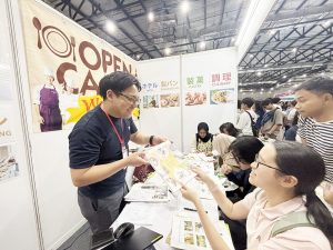 ジャカルタで日本留学フェアー大学生など３千人が来場