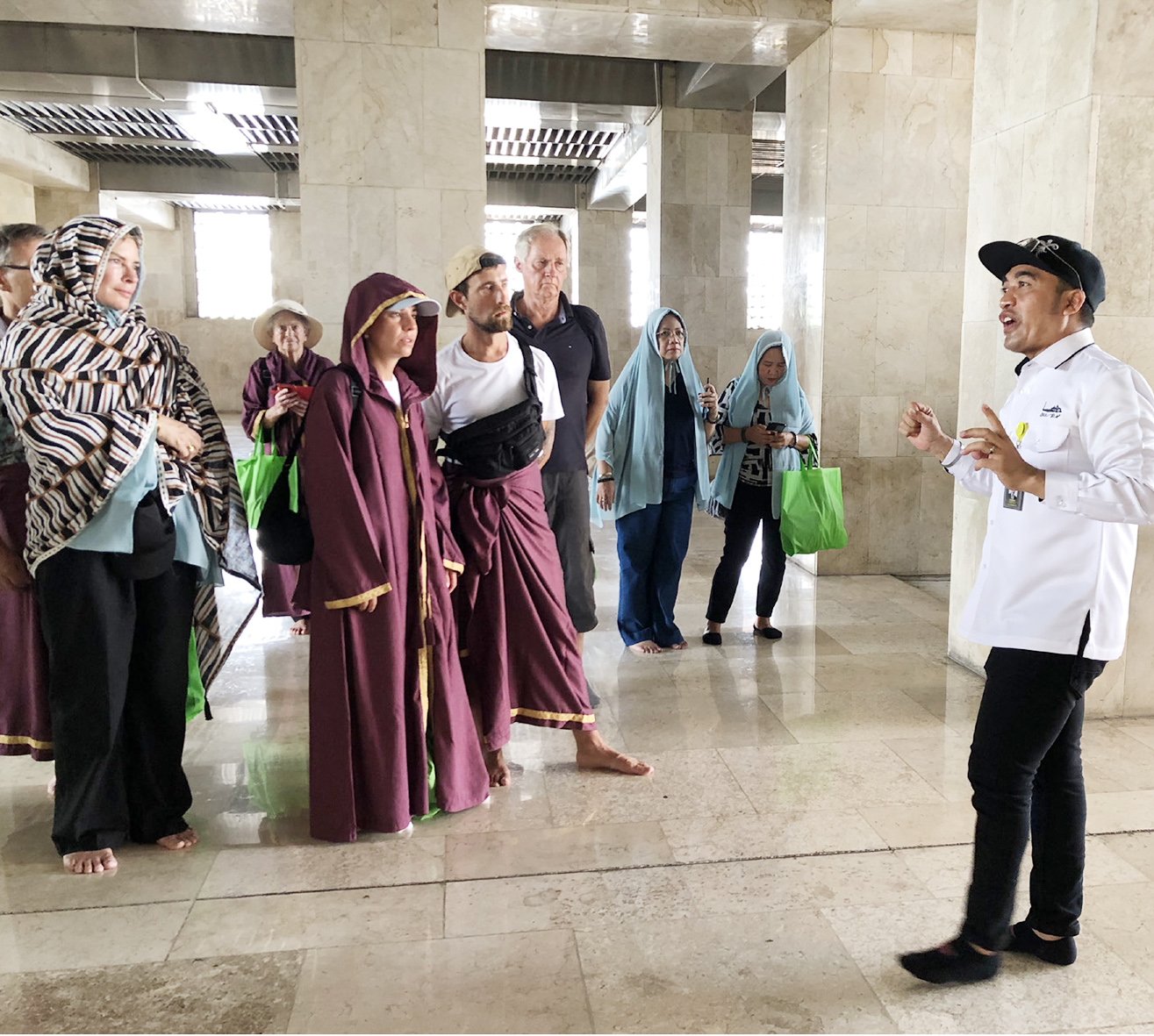 「観光客歓迎」、見学ツアーもーイスティクラル・モスク