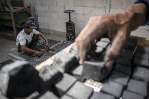 西ジャワ州、木材ごみを練炭に