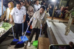 伝統市場で清掃