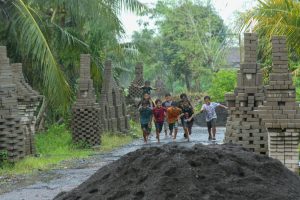 舗装遅れに寺院風オブジェで抗議