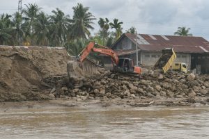 アチェで川の堤防を改修