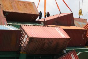 傾いた船からコンテナ退避