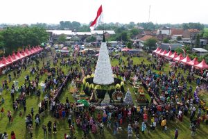 東ジャワ村清め9mテンペ山祭