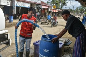 赤十字が被災地で給水