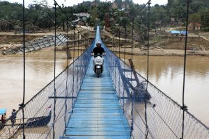 鉄砲水後の仮設つり橋