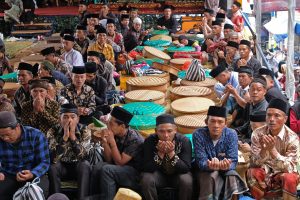 先祖の霊弔う伝統行事