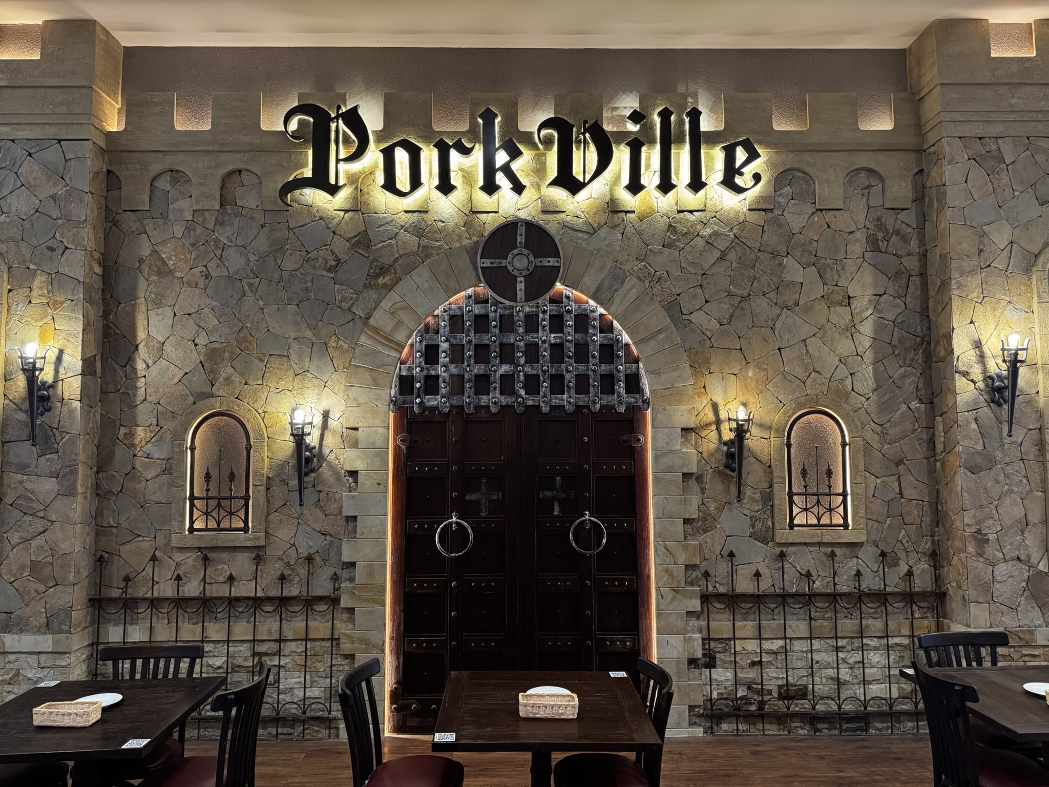 ビール片手に豚パーティー！ー和洋尼が混ざり合う豚専門店の「PorkVille」