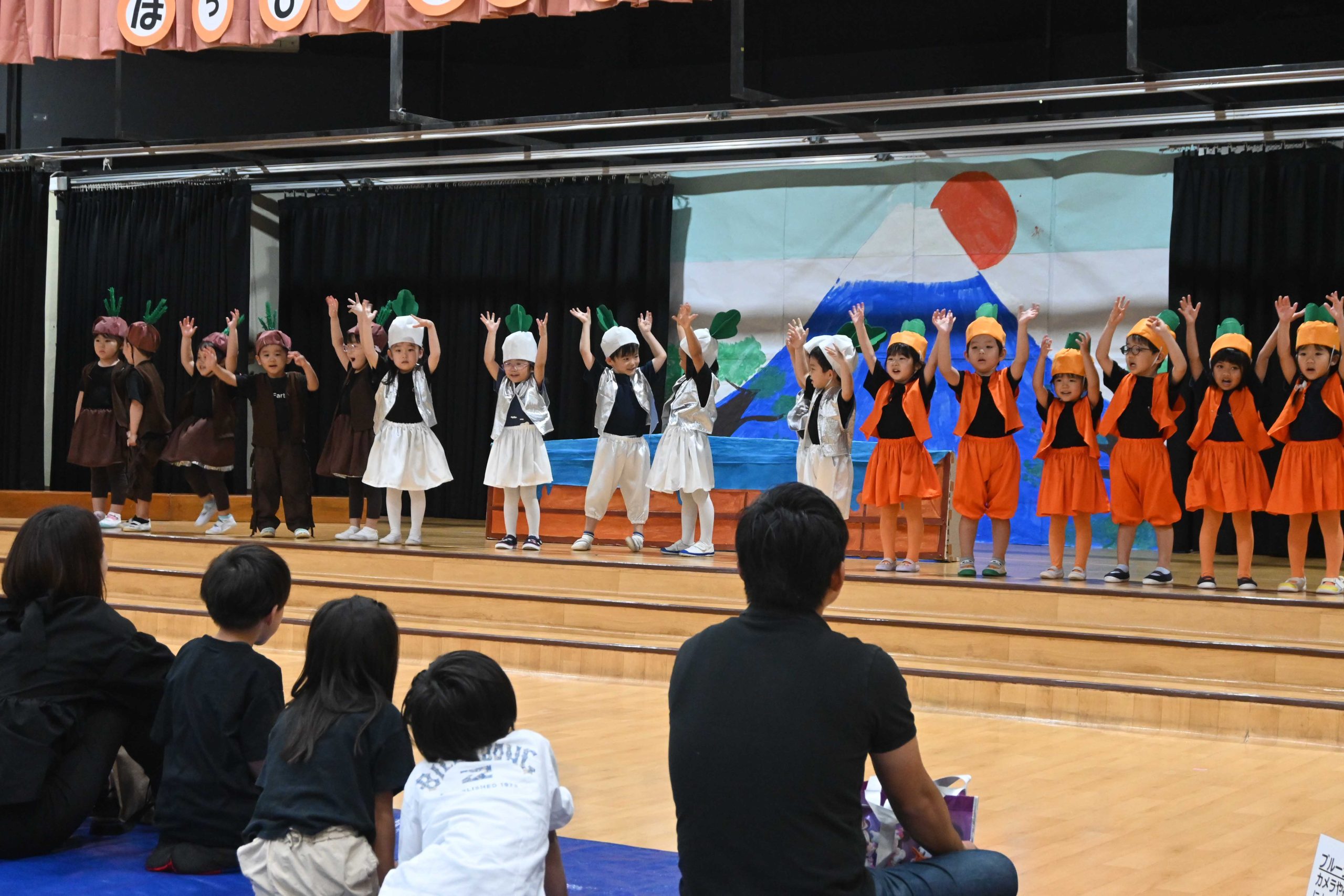 舞台いっぱいに成長の笑顔ーＪＪＳ幼稚部発表会 頑張った152人の園児たち