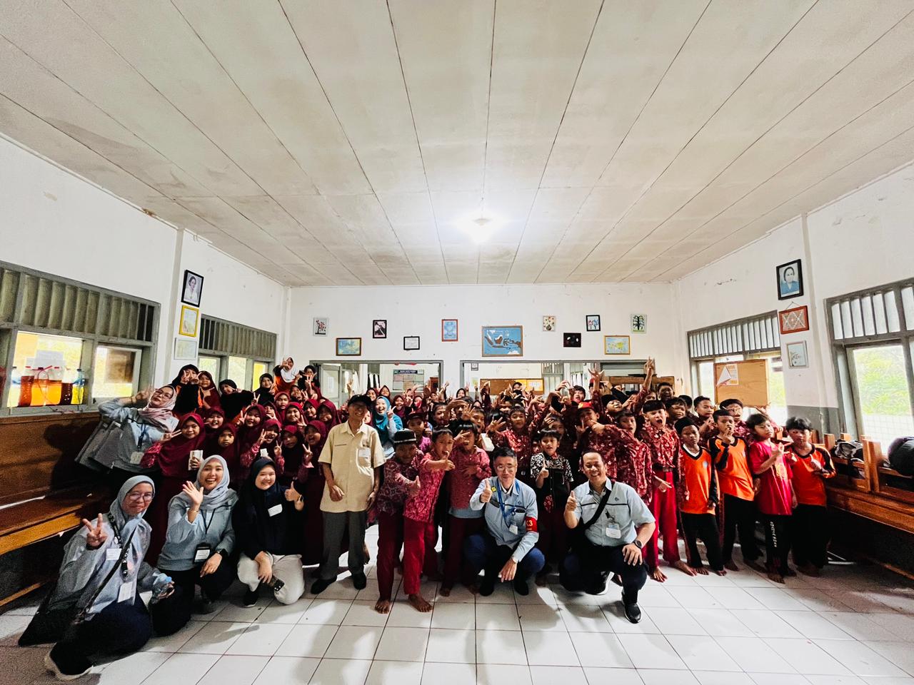 小学校８校へ教材を寄贈ーコタ・ブキット・インダ工業団地 将来の人材に