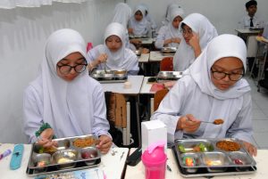 連載・無償給食 ㊦ー日中印が国際支援　　　　　　　　　　衛生・運営両面の向上目指す