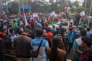 来年の最低賃金、異例の先送りー労使双方の調整で政府苦心