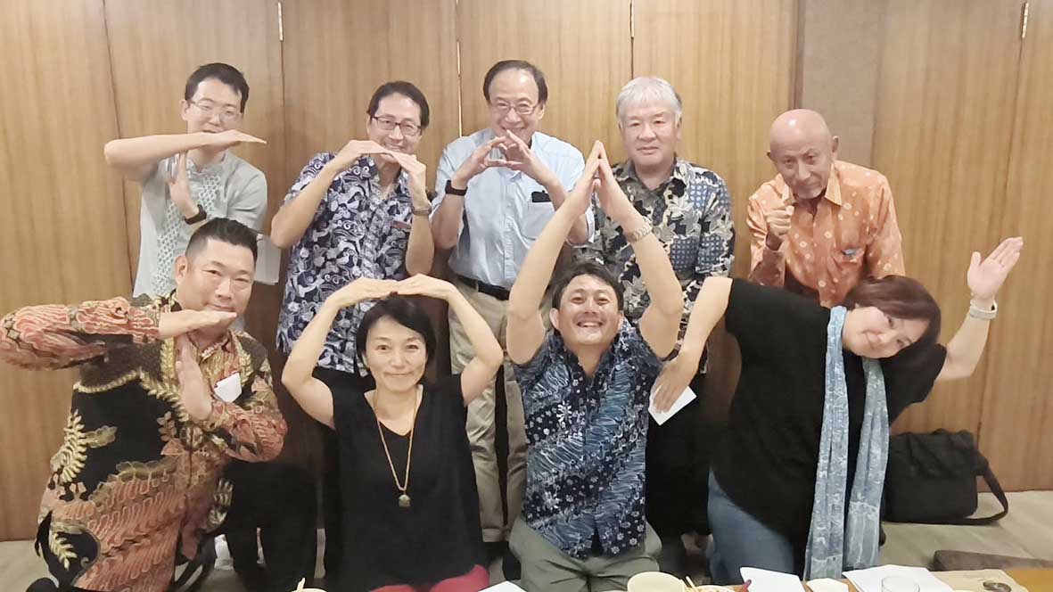 TOINポーズで25年を締めくくりージャカルタ桐蔭会