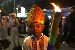 ゴロンタロでたいまつ行進