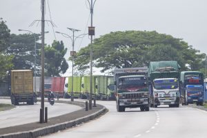 帰省ラッシュ対策でトラック規制、29日まで