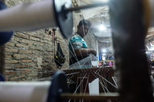 手織りのサロン、3割増産