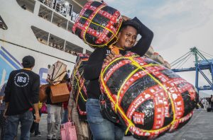 荷物搬送の賃金上昇