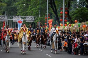 旧正月の終わり告げるパレード